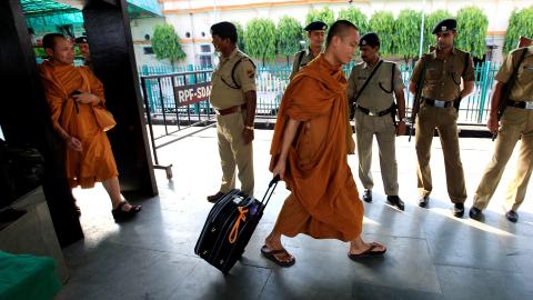 SL�R ALARM: Politistyrker st�r oppstilt p� Sealdha togstasjon i den indiske byen Kolkata p� grunn av �kt sikkerhet ogs� i India. Foto: EPA/Piyal Adhikary/Scanpix