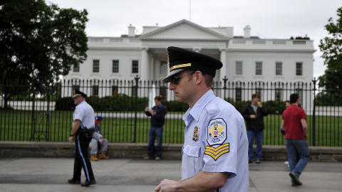 PASSER PRESIDENTEN: President Obama godkjente oppdraget fredag 29. april. Her g�r politifolk forbi for � sikre omr�det foran Det hvite hus i Washington. Foto: AFP Photo/Jewel Samad/Scanpix