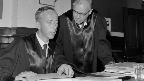 DORENFELDT: Statsavdvokaten som alt hadde d�mt Fasting Torgersen for voldtektfors�k i 1955, ble Torgersens hovedfiende. Her er han sammen med Torgersens f�rste advokat Knut Blom (til venstre), som if�lge Eskeland senere oppga at han mente Torgersen var skyldig. Dorenfeldt var ogs� aktor da Per Liland ble d�mt for mord. Det ble senere klart at det var et justismord. Foto: NTB-arkiv, SCANPIX