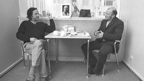BJ�RNEBOE P� LAGET: Forfatteren ble p� begynnelsen av 1970-tallet overbevist om Torgersens uskyld, og satte igang en stor kampanje for � f� ham frikjent. Mange av Bj�rneboes p�stander var tatt ut av l�se lufta. Som hans biograf Tore Rem viste i 2010 var dette en periode hvor forfatteren var sv�rt syk, han slet med delirium, depresjon, mani og alkoholisme. Foto: Aage Storl�kken Aktuell / Scanpix