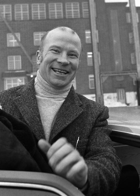 SAMME AKTOR: Det var Lauritz Dorenfeldt som f�rte saken b�de mot Torgersen og tidligere mot Bj�rneboe, som i 1967 ble d�mt for � ha utgitt pornografi i utgivelsen Uten en tr�d. Tore Rem diskuterer i Bj�rneboe-biografien at engasjementet delvis kunne ha utspring i sinnet mot Dorenfeldt. Her forlater Torgersen Ila sikringsanstalt 29. januar 1974. 
Foto Svein Hammerstad / NTB / SCANPIX
