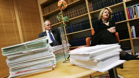 SA NEI: I desember 2006 kom Kommisjonen for gjenopptakelse av straffesaker med sitt avslag. Bildet viser kommisjonsmedlemmene Erling Lyngtveit og Janne Kristiansen, den gang leder for kommisjonen. Foto: Erlend Aas / SCANPIX