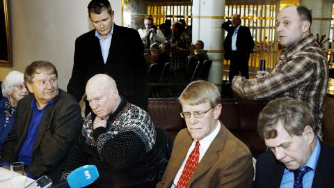MANGE HJELPERE: Torgersen har en rekke akademikere med p� laget og dessuten Forfatterforeningen, anf�rt av forfatter Thorvald Steen (bak til venstre). I 2008 hadde 279 norske akademikere undertegnet et opprop kritisk til Gjenopptakelseskommisjonens beslutning. Foto: Frank Karlsen / Dagbladet