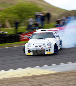 EKSTREMT: Nissan 350Z er en populær driftingbil for viderekommende. Men prislappen gjør at de fleste styrer over på billigere modeller. Man kan skaffe seg en grei bil å starte med for 50-70 000 kroner. Foto: PHILIP-MANN
/CREATIVE COMMONS EKSTREMT: Nissan 350Z er en populær driftingbil for viderekommende. Men prislappen gjør at de fleste styrer over på billigere modeller. Man kan skaffe seg en grei bil å starte med for 50-70 000 kroner. Foto: PHILIP-MANN
/CREATIVE COMMONS