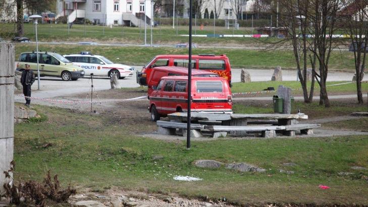  SIKTET FOR VOLDTEKT:   En russ i begynnelsen av 20-�rene er n� siktet for voldtekt av ei 17 �r gammel jente, som ikke er russ. Russefesten var p� festplassen i F�rde, som har v�rt avsperret siden 07-tiden i morges. FOTO: ALF VIDAR SNELAND