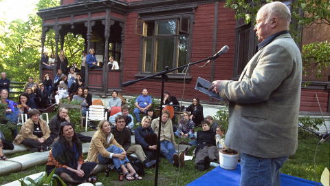 POPUL�R FORFATTER: Fredrik Fasting Torgersen leser egne dikt p� Volap�ks v�rfestival i Oslo.