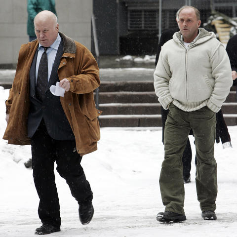 DELTOK I H�RINGEN: Fredrik Fasting Torgersen sammen med sin nev� Frode Torgersen i en pause p� f�rste dag av Gjenopptakelseskommisjonens �pne h�ring.  
Foto: Heiko Junge / SCANPIX