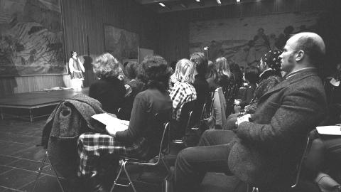 ST�TTE FRA FORFATTERKOLLEGER: Fasting Torgersen debuterte i 1972 med diktsamlingen S�rmelding p� Gyldendal med hjelp av Bj�rneboe. Sistnevnte mente det var gedigen diktning og at Torgersen var en betydelig lyriker. Bildet viser Torgersen p� koreansk ballett p� Munch-museet. Som medlem av Forfatterforeningen fikk han gratisbillett.
Foto: Aage Storl�kken Aktuell / Scanpix