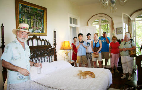 HEMINGWAYS HUS: Hemingway-inspirerte guider viser fram huset som n� er museum. Katta er ekte, etterkommer etter en av Hemingways mange katter. Foto: KIRSTEN M. BUZZI