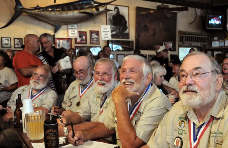 LIKNER DE? Her er tidligere �rs vinnere av �Papa Hemingway Look-Alike Contest� i Sloppy Joe's Bar in Key West. Foto: ANDY NEWMAN / REUTERS