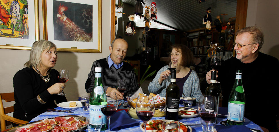 LUNSJ:  Annamaria og Alberto Fenocchio hos  Bibbi B�rresen og Klaus Hagerup nyter vin og retter med r�tter fra Langhe i Piemonte. Foto: OLE C.H. THOMASSEN