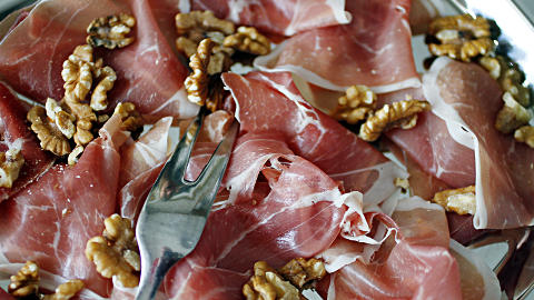 SKINKE: Prosciutto crudo med valn�tter.