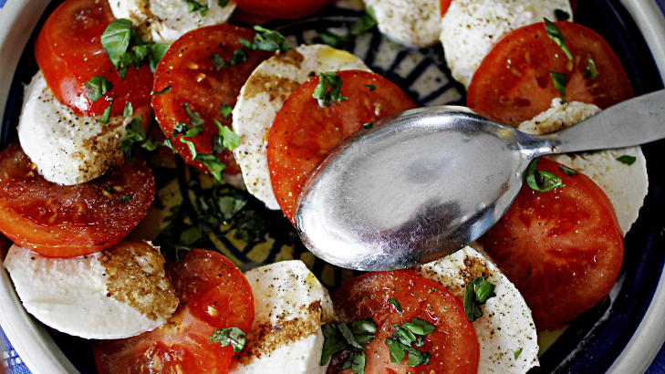 ANTIPASTO: En klassisk forrett, tomat og mozzarella.