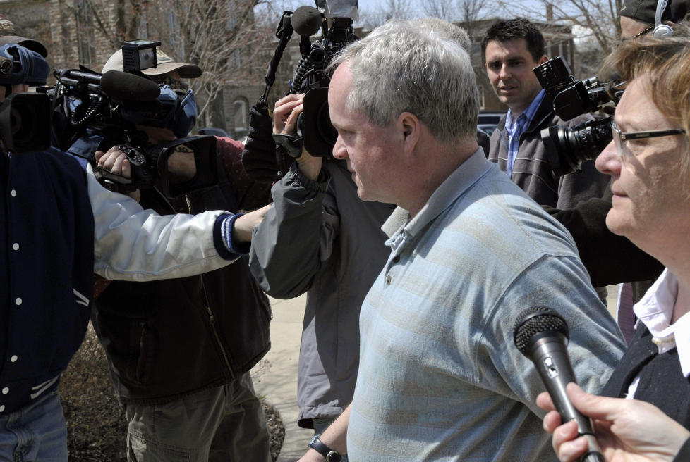  D�MT:  William Melchert-Dinkel forlater rettslokalet etter � ha blitt d�mt for � ha oppfordret to personer til � beg� selvmord. Foto: (AP Photo/Jim Mone)