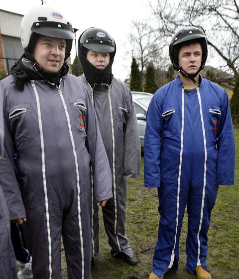 Teletubbies: Kjeledress machomenn, ikke fullt så tøffe i trynet. Teletubbies: Kjeledress machomenn, ikke fullt så tøffe i trynet.