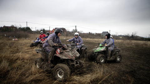 Motormoro: Etter skyting og stripping er det tid for motorcross på jordet. Motormoro: Etter skyting og stripping er det tid for motorcross på jordet.