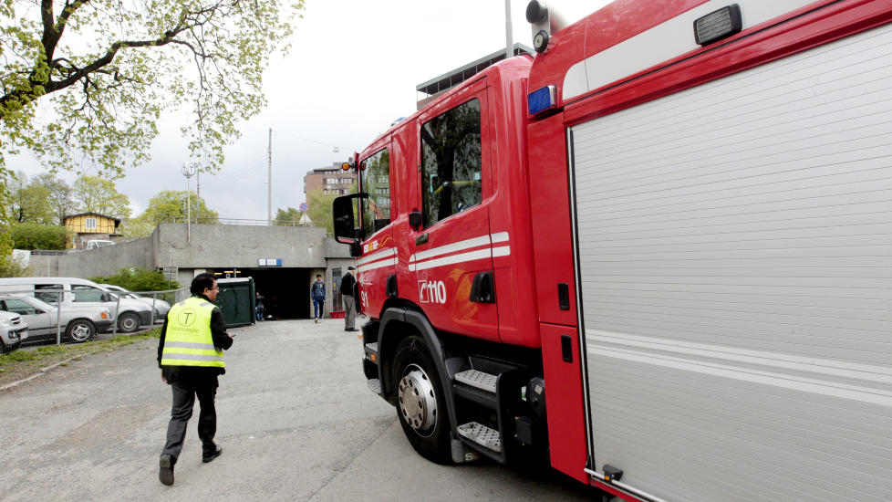  STORE STYRKER:  B�de brannvesenet og politiet satt inn store ressurser p� lete etter mannen som r�mte inn i t-banetunnelen i Oslo i morgenrushet tirsdag. FOTO: MORTEN HOLM, SCANPIX.