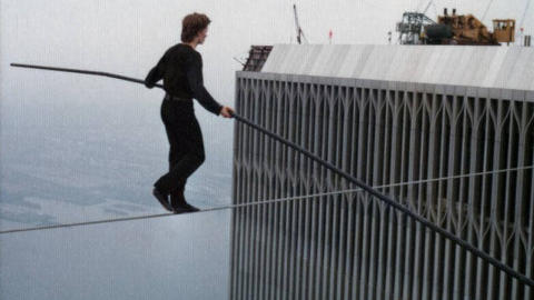 UTROLIG 2: 7. august 1974 balanserte Phillippe Petit fra t�rn til t�rn p� line. Foto: FRA DOKUMENTARFILMEN �MAN ON WIRE�