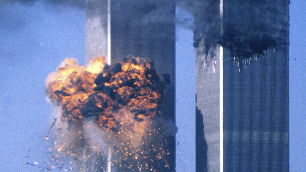 UTROLIG 1: 11. september 2001 raste t�rnene sammen etter � ha blitt truffet av to fly. Foto: SCANPIX / REUTERS/Sean Adair