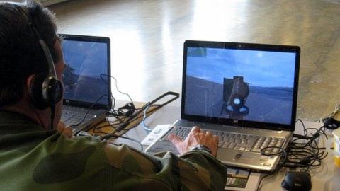  TRENER:  Slik ser det alts� ut n�r forsvaret trener til krig fra PC-skjermen. Foto: Inge Murberg.