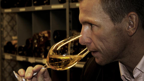 16 NYE HVITE: Dagbladets vinekspert Ken Canaiolo Engebretsen 
har testet hvitvinene fra maislippet. Foto: OLE C.H. THOMASSEN