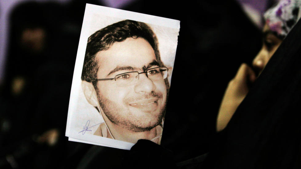 FORSVANT: Den bahrainske aktivisten og bloggeren Ali Abdulemam har forsvunnet like f�r han skulle til Norge for � tale p� menneskerettighetskonferansen Oslo Freedom Forum. Her holder en kvinne et bilde av ham i demonstrasjon under hans forrige fengselsopphold. Flere hundre sjiamuslimer har blitt p�grepet siden oppr�ret startet i �ykonged�mmet. Foto: AP Photo/Hasan Jamali/Scanpix