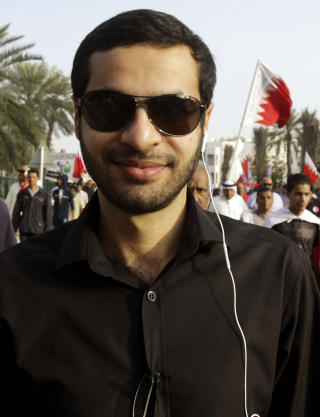 BORTE: Ali Abdulemam er ansett som en av de viktigste aktivistene i Bahrain. Her g�r han sammen med andre tidligere politiske fanger til Perleplassen i Manama. Foto: AP Photo/Hasan Jamali/Scanpix