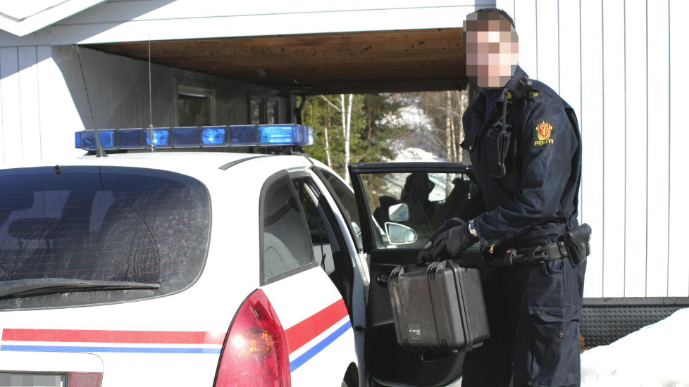 P� JOBB: Her er den domfelte polititjenestemannen p� jobb i sitt politidistrikt. Han beholdt jobben - og ble senere forfremmet - selv om han hjalp en kjent kriminell med etterretningsinformasjon. Foto: Eidsvoll Ullensaker Blad