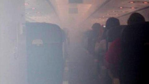 SLIK KAN DET ARTE SEG: Dette bildet er fra en dokumentert giftgasshendelse p� en US Airways flight i september i fjor. Men det trenger ikke v�re synlig damp, selv om giftstoffer er til stede i kabinlufta. US Flight Safety Foundation ansl�r at giftgasshendelser daglig f�rer til mellom fem og ti avbrutte flygninger globalt. Foto: afaseattle.org