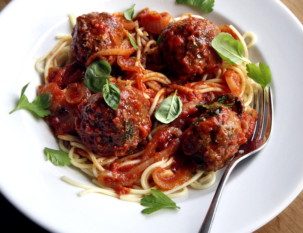 Bella notte:Spagetti med kj�ttboller er en ud�delig klassiker. Vi kan love at denne utgaven smaker hakket bedre enn hermetikkboksen med � la Capri.