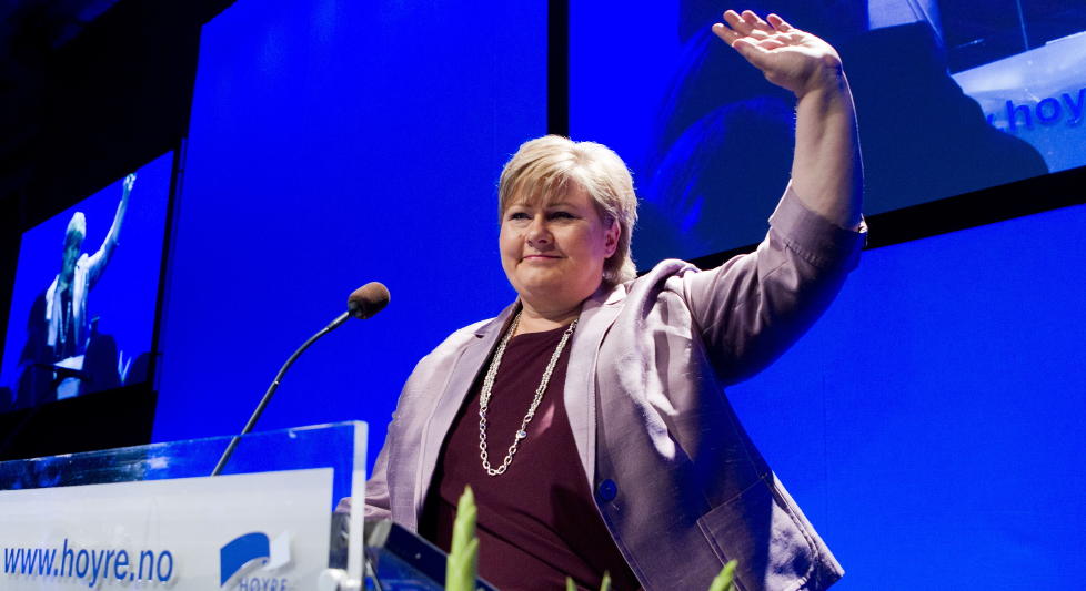 HYLLET: 
Leder Erna Solberg mottar applaus i forkant av hennes �pningstale under H�yres landsm�te 2011 p� Radisson Blu Scandinavia Hotell i Oslo.
Foto: Berit Roald / Scanpix
