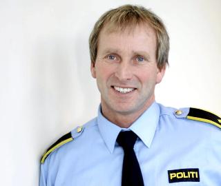 FAKTA P� BORDET: N�r nyhetene er fulle av overgrep eller livsfarlige virus, er det lite som sl�r harde fakta og statistikk for � berolige bekymrede foreldre, mener politif�rstebetjent Cato Einarsen. FOTO: Geir Dokken
