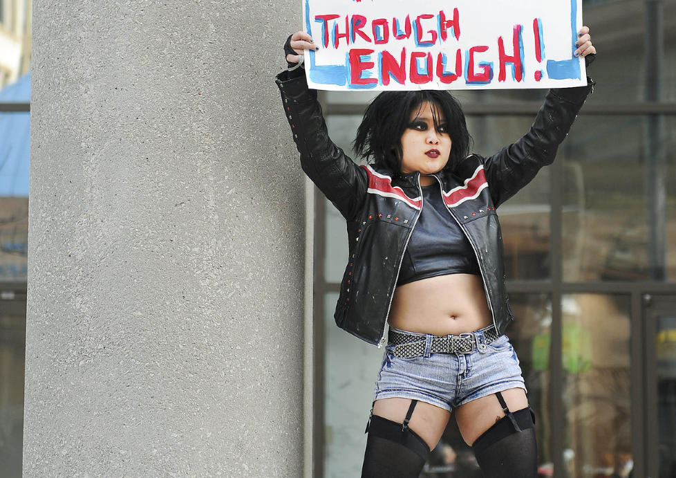 T�SEMARSJ: Carmen Chan deltok i protestmarsjen i Toronto 3. april, etter at en politimann hadde oppfordret kvinnelige studenter til � unng� � �kle seg som t�ser�I.Foto: AP/The Canadian Press/Toronto Star, Richard Lautens