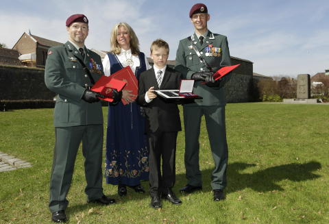 BLE HEDRET: Jørg Lian (t.v.) og Eirik Johan Kristoffersen (t.h.) mottok Krigskorset med sverd søndag. Bjørg Gjestvang og sønnen Håkon mottok medaljen på vegne av ektemannen og faren Trond André Bolle som fikk utmerkelsen post mortem. Foto: Erlend Aas / Scanpix BLE HEDRET: Jørg Lian (t.v.) og Eirik Johan Kristoffersen (t.h.) mottok Krigskorset med sverd søndag. Bjørg Gjestvang og sønnen Håkon mottok medaljen på vegne av ektemannen og faren Trond André Bolle som fikk utmerkelsen post mortem. Foto: Erlend Aas / Scanpix