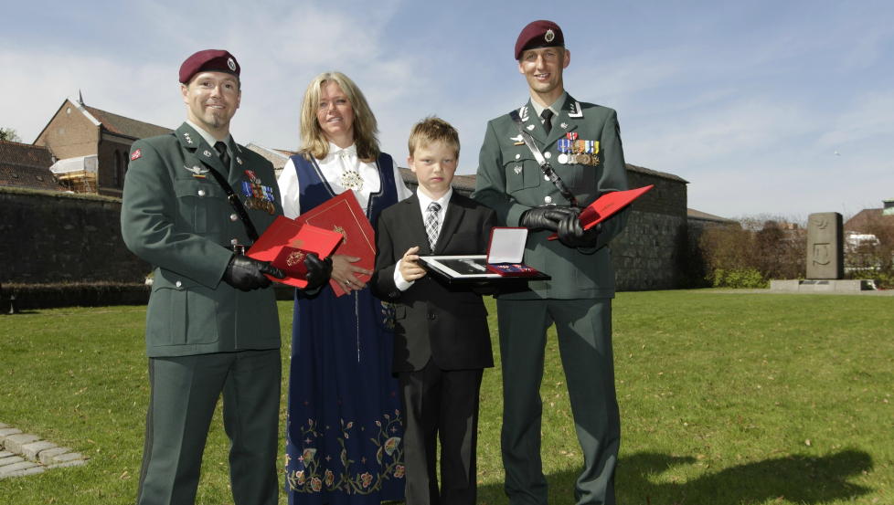 MOTTOK KRIGSKORSET: J�rg Lian (t.v.) og Eirik Johan Kristoffersen (t.h.) mottok krigskorset med sverd i dag. Bj�rg Gjestvang og s�nnen H�kon mottok medaljen p� vegne av ektemannen og faren Trond Andr� Bolle som fikk utmerkelsen post mortem. Foto: Erlend Aas / Scanpix