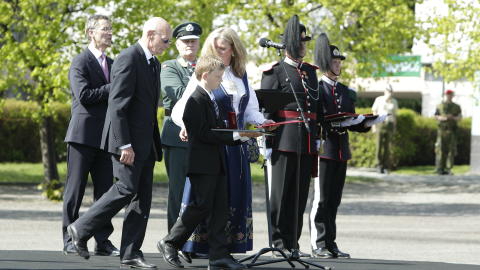 TOK I MOT KRIGSKORSET: 
Bj�rg Gjestvang og s�nnen H�kon tok imot krigskorset med sverd s�ndag p� vegne av Trond Andr� Bolle som ble tildelt utmerkelsen post mortem.
Foto: Erlend Aas / Scanpix