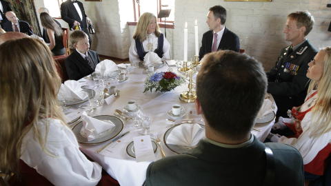 TIL BORDS MED STATSMINISTEREN: 
Bj�rg Gjestvang og s�nnen H�kon sitter til bords med statsminister Jens Stoltenberg under en lunsj for mottagerne av krigskorset og deres n rmeste p� Akershus slott s�ndag.
Foto: Erlend Aas / Scanpix