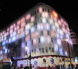 W FOR WOW: Kult, synes noen, mens andre rynker p� nesa over et slikt skrik om oppmerksomhet.