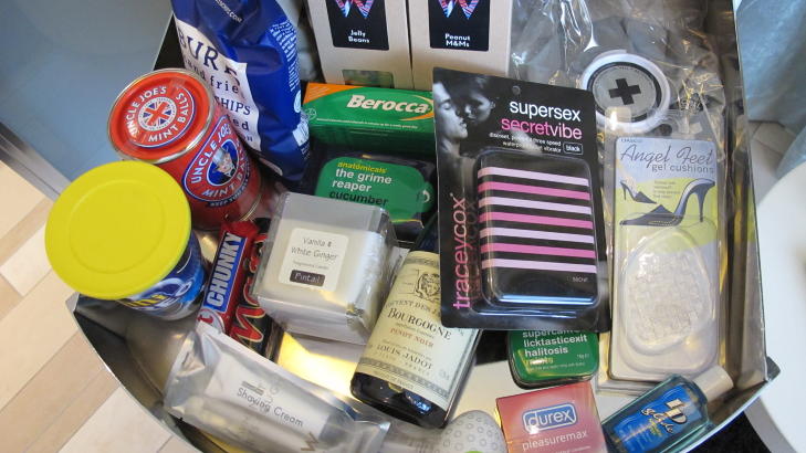 OVERRASKELSESSKUFF: Du finner ogs� kondomer, glidemiddel og vaginakuler, om du titter i overraskelsesskuffen p� rommet.