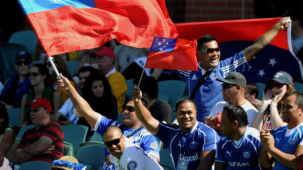 BYTTER SIDE: Samoa skal hoppe fra �stsiden til vestsiden av datolinjen. Bildet er fra en kvartfinalekamp mellom Australia og Samoa tidligere i �r. Foto:Scanpix/AFP PHOTO/Greg Wood