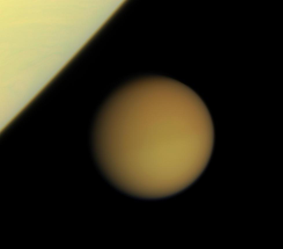 DYPT OG VÅTT: Observasjoner utført av NASA-sonden Cassini antyder at månen Titan - Saturns største - kan ha et enormt og dypt hav skjult under et skall av is. Foto: AP Photo/NASA, JPL, Space Science Institute/SCANPIX