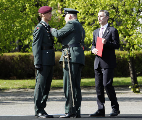 DELTE UT: Oberst Eirik Johan Kristoffersen fikk s�ndag Krigskorset med sverd av forsvarssjef Harald Sunde og statsminister Jens Stoltenberg. Foto: Erlend Aas / Scanpix