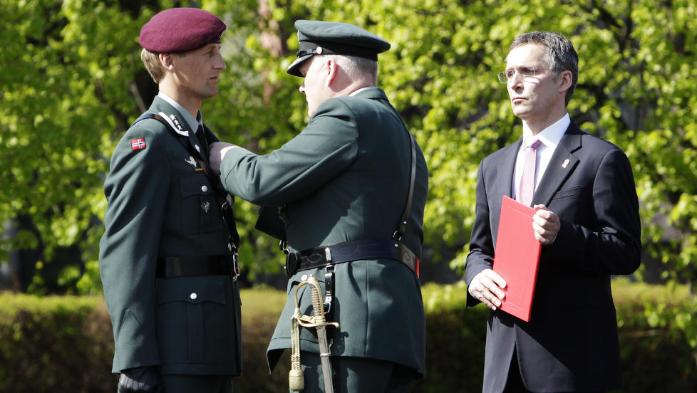 UTDELERNE: Oberst Eirik Johan Kristoffersen fikk s�ndag Krigskorset med sverd av forsvarssjef Harald Sunde og statsminister Jens Stoltenberg. Foto: Erlend Aas / Scanpix