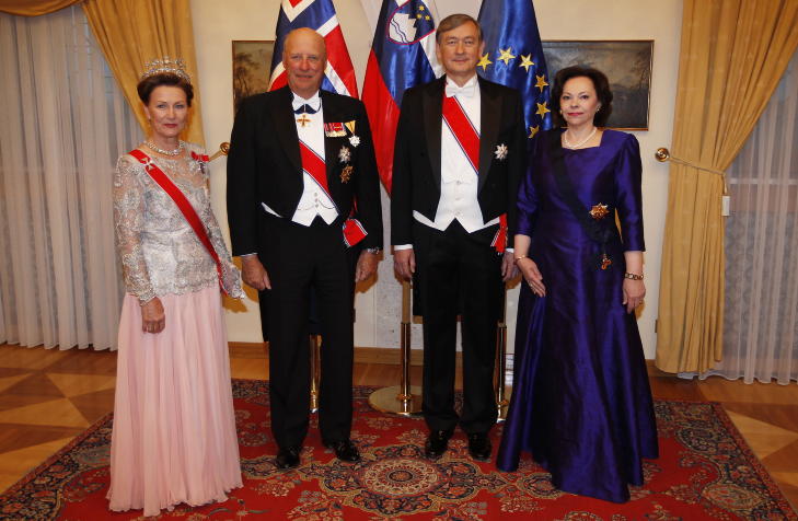 IKKE OPPTATT SØNDAG: Dronning Sonja og kong Harald møtte i går president Danilo Türk og Barbara Miklic Türk under en gallamiddag i Slovenia. Men søndag ettermiddag hadde ikke kongen noen avtaler på programmet. Foto: Lise Åserud / Scanpix IKKE OPPTATT SØNDAG: Dronning Sonja og kong Harald møtte i går president Danilo Türk og Barbara Miklic Türk under en gallamiddag i Slovenia. Men søndag ettermiddag hadde ikke kongen noen avtaler på programmet. Foto: Lise Åserud / Scanpix