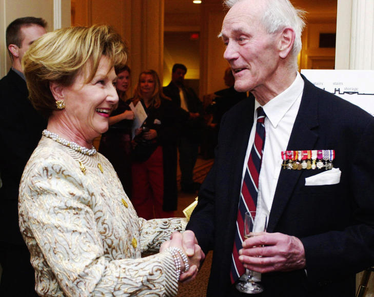 BLE M�TT P� FLYPLASSEN: Wilhelm Mohr forteller at han ble m�tt p� flyplassen av kong Haakon. Her er han sammen med dronning Sonja under et m�te for krigsveteraner p� Fairmont York Hotel i Toronto. Foto: Erlend Aas / SCANPIX