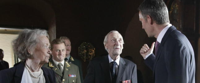Krigsheltene fikk m�te kong Haakon: - Jeg ble bedt om � komme til Slotten- Kongen kom selv ut p� flyplassen