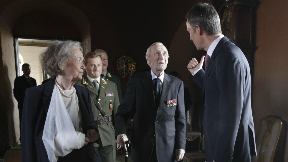 LA MERKE TIL AT KONGEN IKKE VAR DER: Gunnar S�nsteby, her sammen med kona Anne-Karin og Jens Stoltenberg, forteller at han bet seg merke i at kong Harald ikke deltok p� s�ndagens utdeling av Krigskorset med sverd. Foto: Erlend Aas / Scanpix