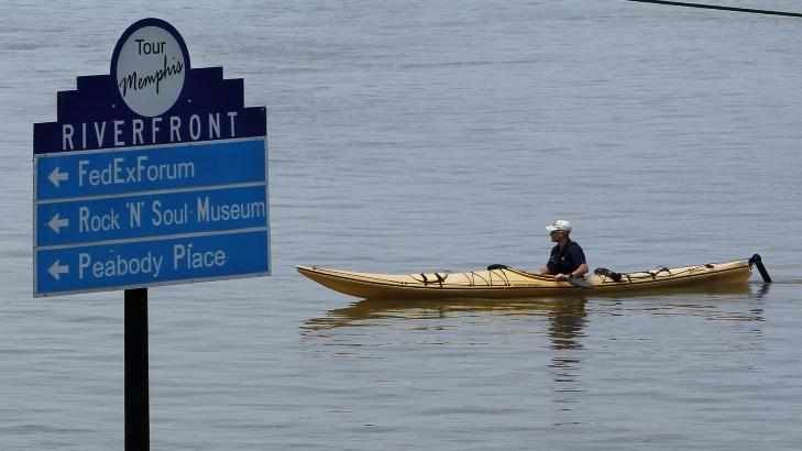 BESTE FRAMKOMSTMIDDEL: En mann tar seg fram over den utvidede Mississippi i en kajakk. Foto: Mark Humphrey/AP