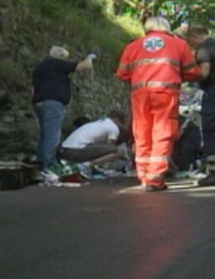 - Han kikket bakover for � se om det var lurest � vente