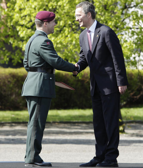 VAR TIL STEDE: Statsminister Jens Stoltenberg var som kjent til stede da Krigskorset ble delt ut på søndag. Her gratulerer han Jørg Lian med utmerkelsen.
Foto: Erlend Aas / Scanpix VAR TIL STEDE: Statsminister Jens Stoltenberg var som kjent til stede da Krigskorset ble delt ut på søndag. Her gratulerer han Jørg Lian med utmerkelsen.
Foto: Erlend Aas / Scanpix